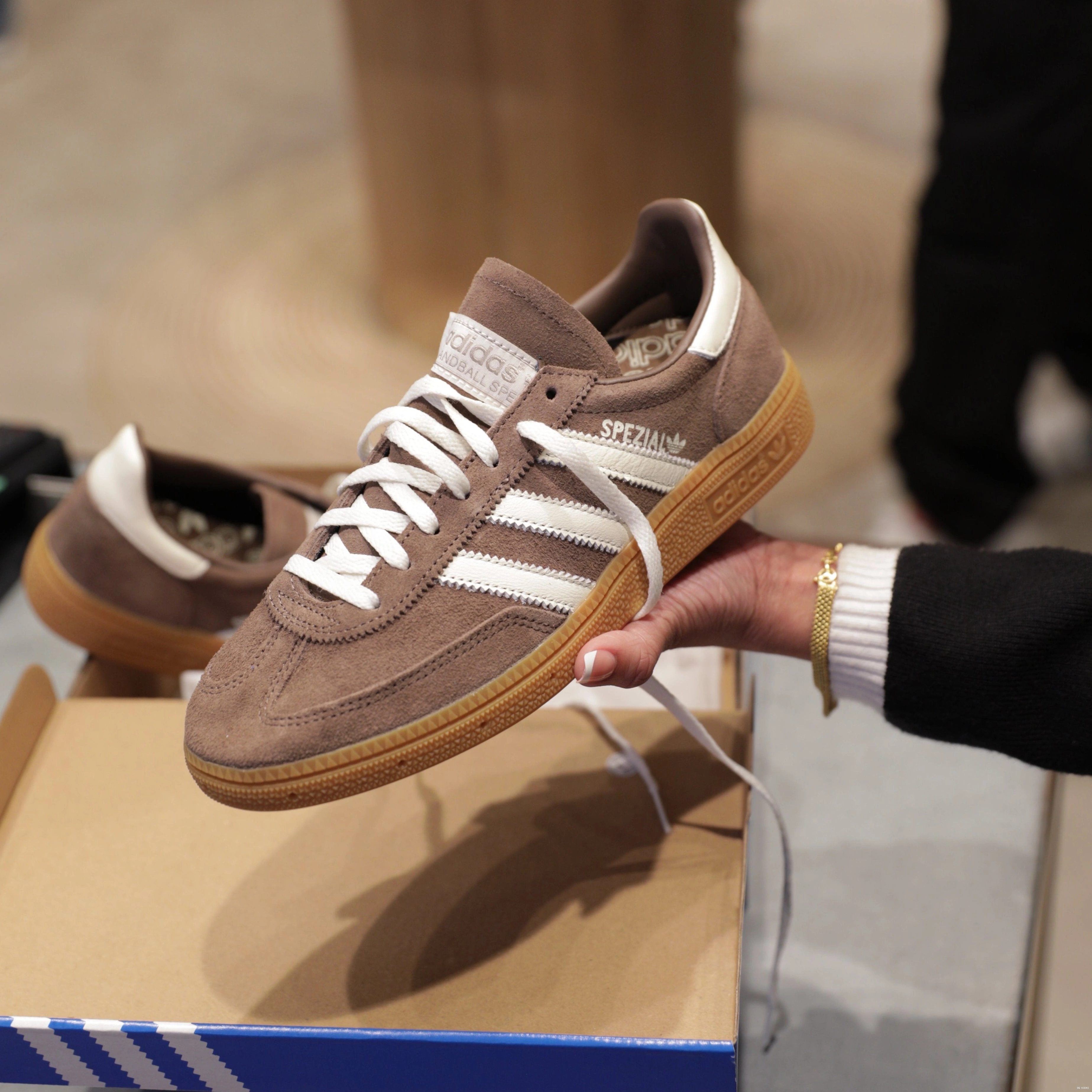 Strata Spezial W Handball Earth Gum adidas 0810